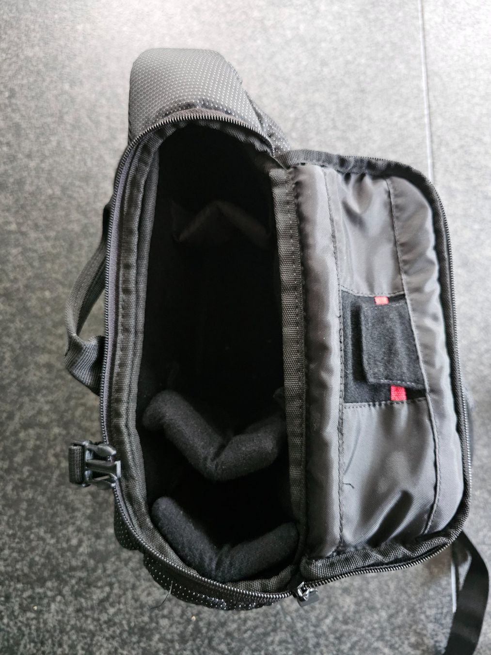 Canon Borse: Canon EOS Sling Bag 300EG Custom Gadget – Usato da Rickenbach SO venduto da sirkon 2
