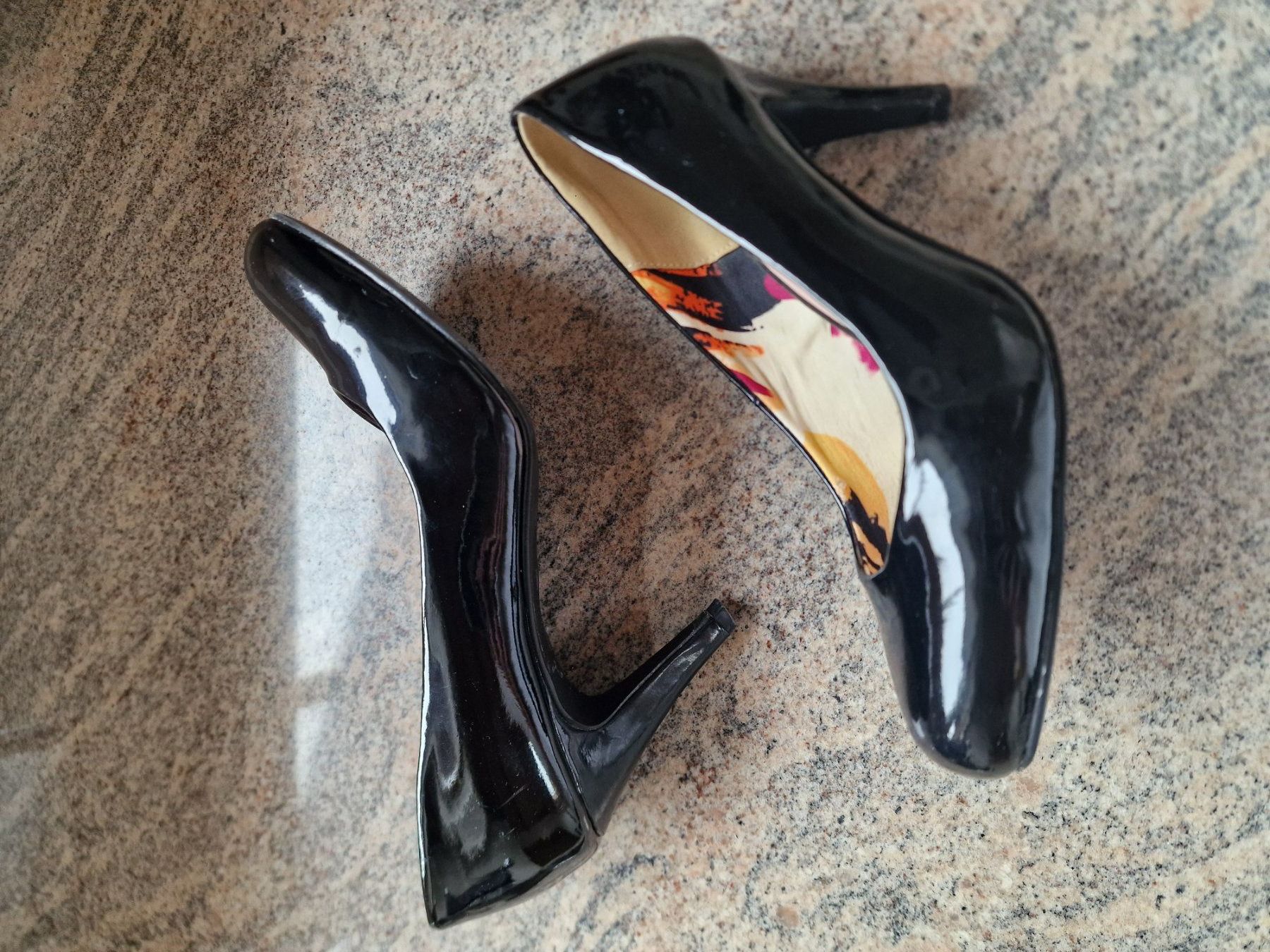 Cube Scarpe da donna: Schwarze Lack Pumps, Grösse 39, neuwertig CUBE – Usato da Falera venduto da Fudax