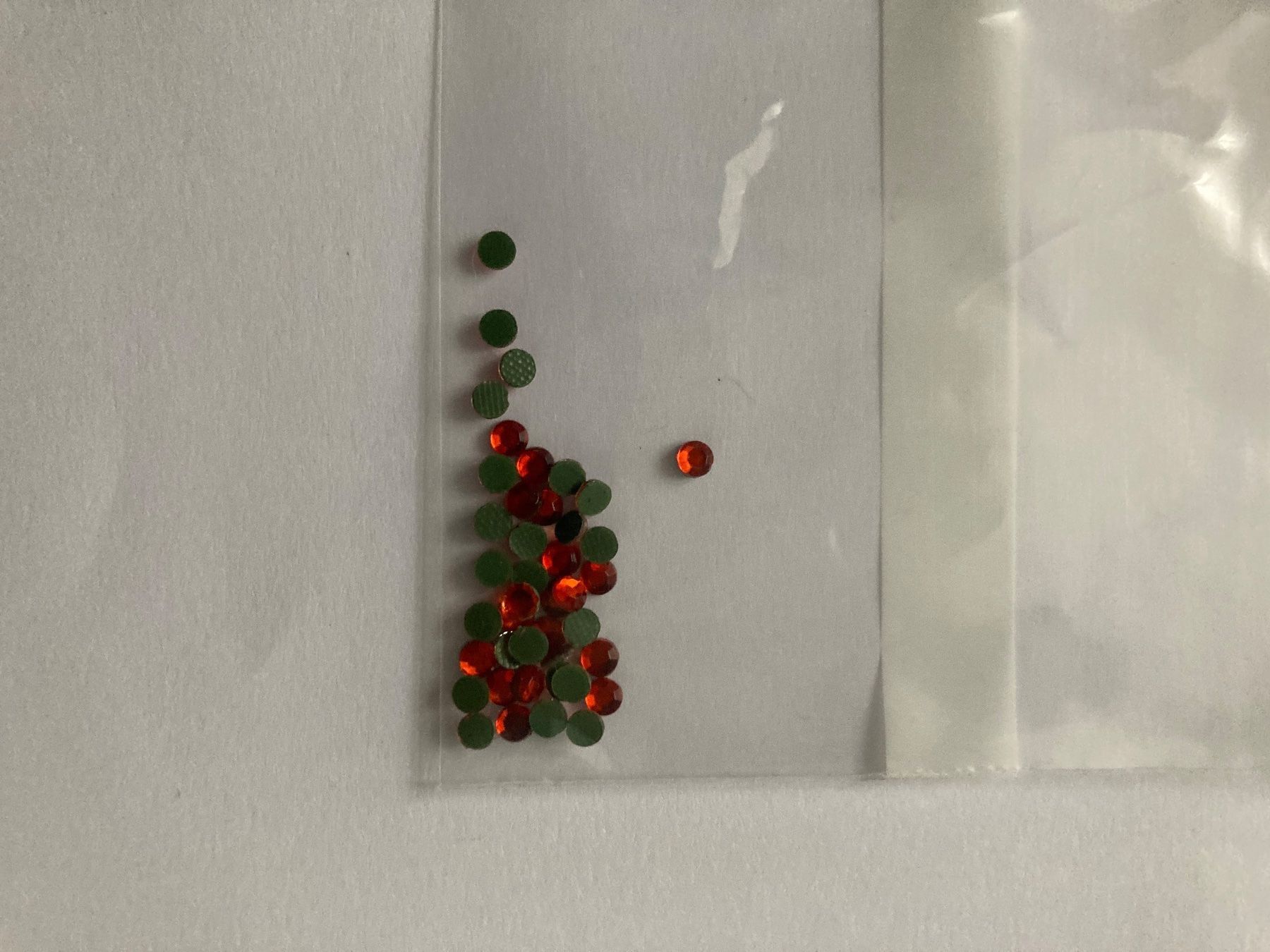 Perlen (unechte): Hotfix Strasssteine Rot 2,5 mm, 200 St. – Neu (gemäss Beschreibung) aus Erlach von Schaliko
