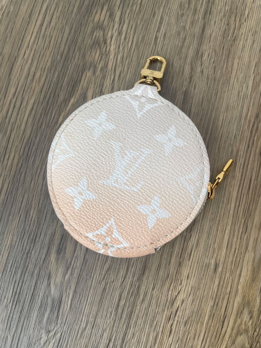 Louis Vuitton Portamonete: Louis Vuitton Round Coin by the Pool – Nuovo (secondo la descrizione) da Münchwilen TG venduto da emma_J 1