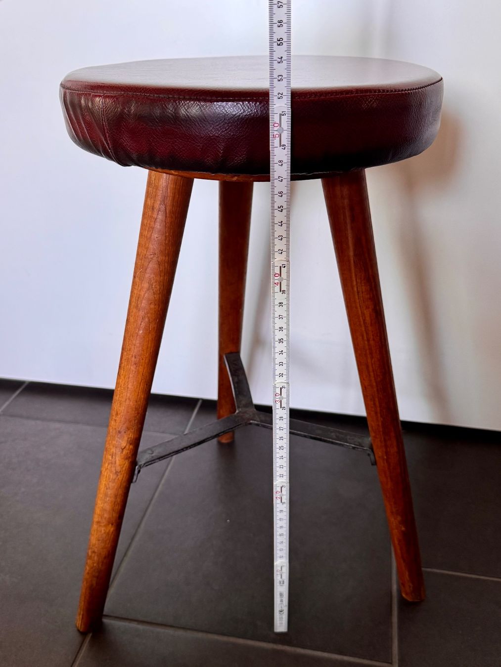 Hocker: Wunderschöner Hocker Mid Century Rot Stuhl – Gebraucht aus Rothrist von Fondgruebe 5
