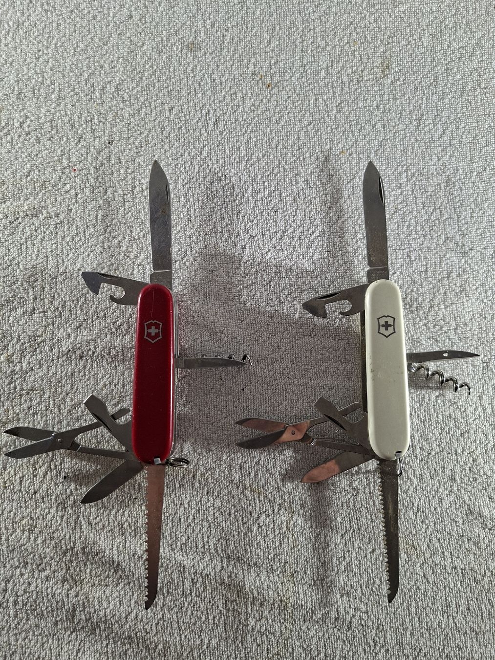 Victorinox Taschenmesser: 2 Viktorinox Officier Suisse – Gebraucht aus Grindelwald von carro5