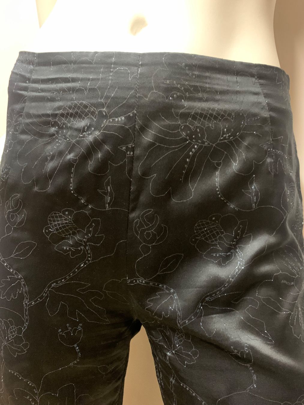 Pantaloni: Elegante schwarze Hose mit Blumenmuster, Grösse S – Usato da Rosshäusern venduto da MiJoDoOl 2