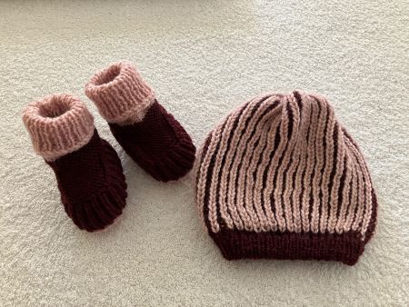 Handgestricktes Set Baby, Mütze & Finken/Schuhe NEU