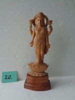 Indische Göttin aus Sandelholz geschnitzt auf Sockel