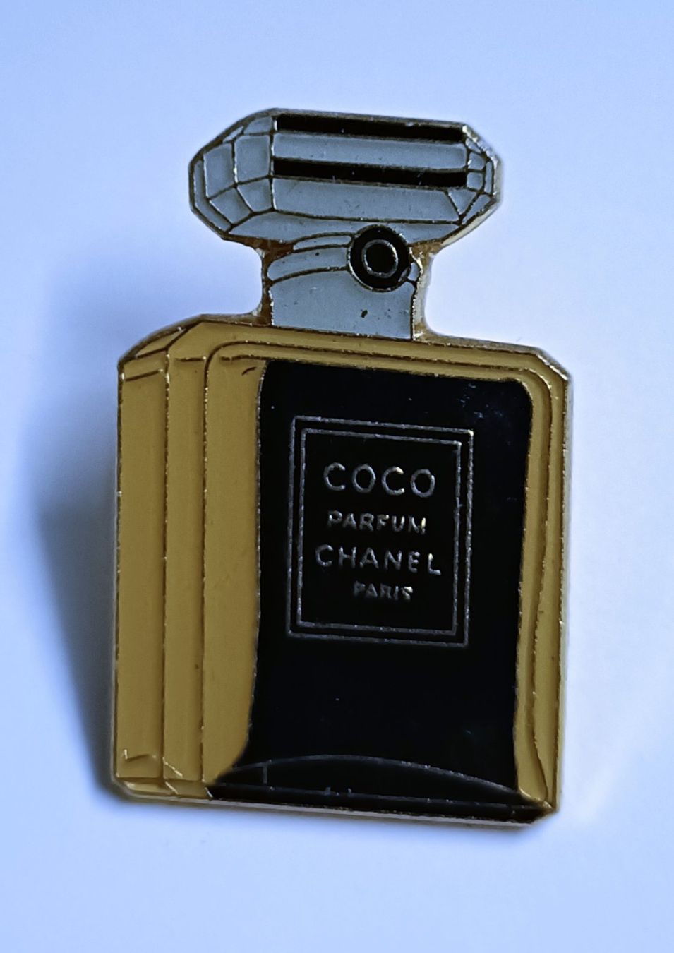 Placchette & Badge: Pin Parfum Coco Chanel Paris – Usato da Köniz venduto da VintagePin