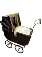 antiker Puppenwagen mit Inhalt - 50 cm l, 30 cm b, 42 cm h