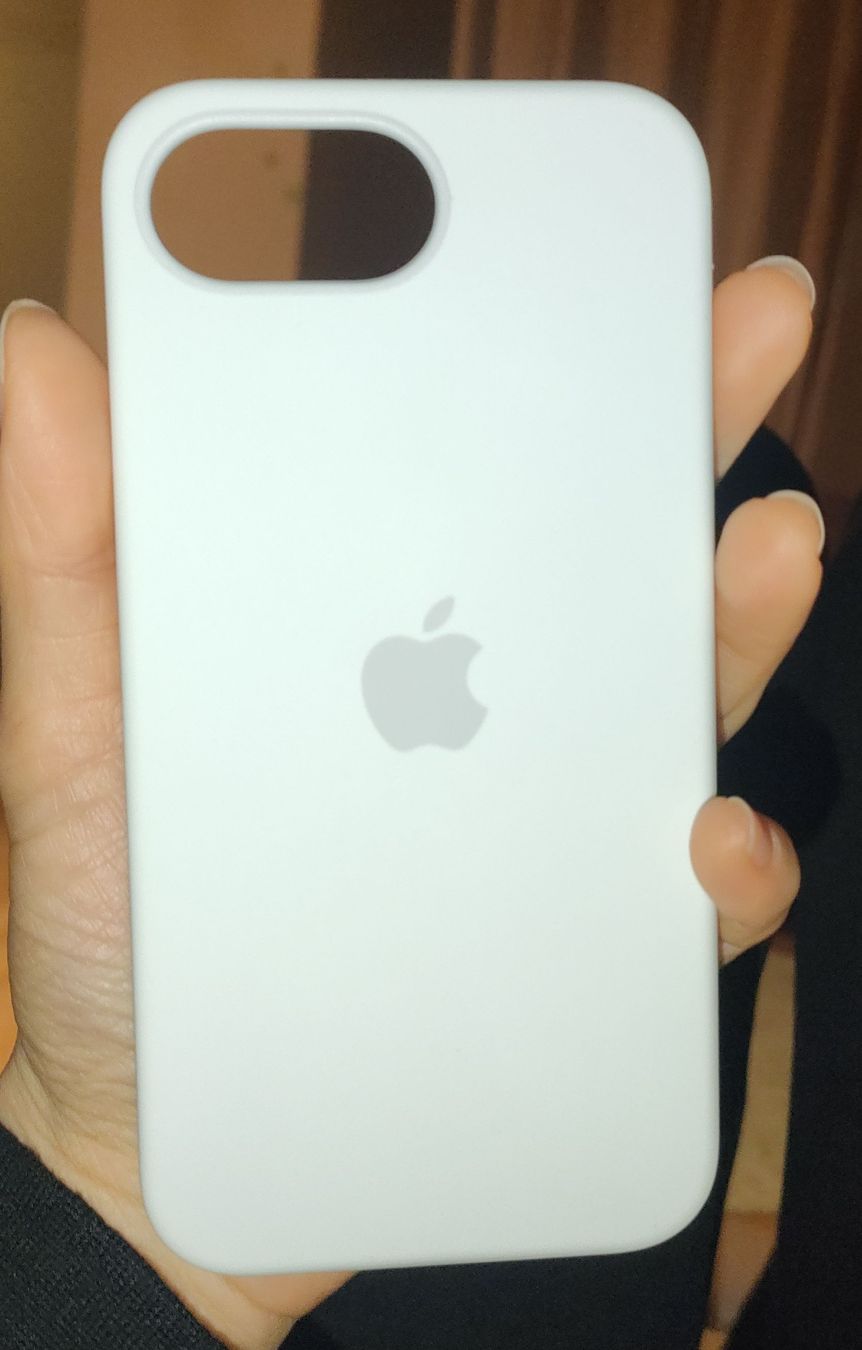 Apple Coques & Protection écran: Original Apple iPhone 16 Pro Silikon Hülle - Weiss – D'occasion à Wil SG par Peachy