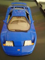 Spielzeugauto Bugatti EB 110 blau Sammlerzustand 1:18 Postve