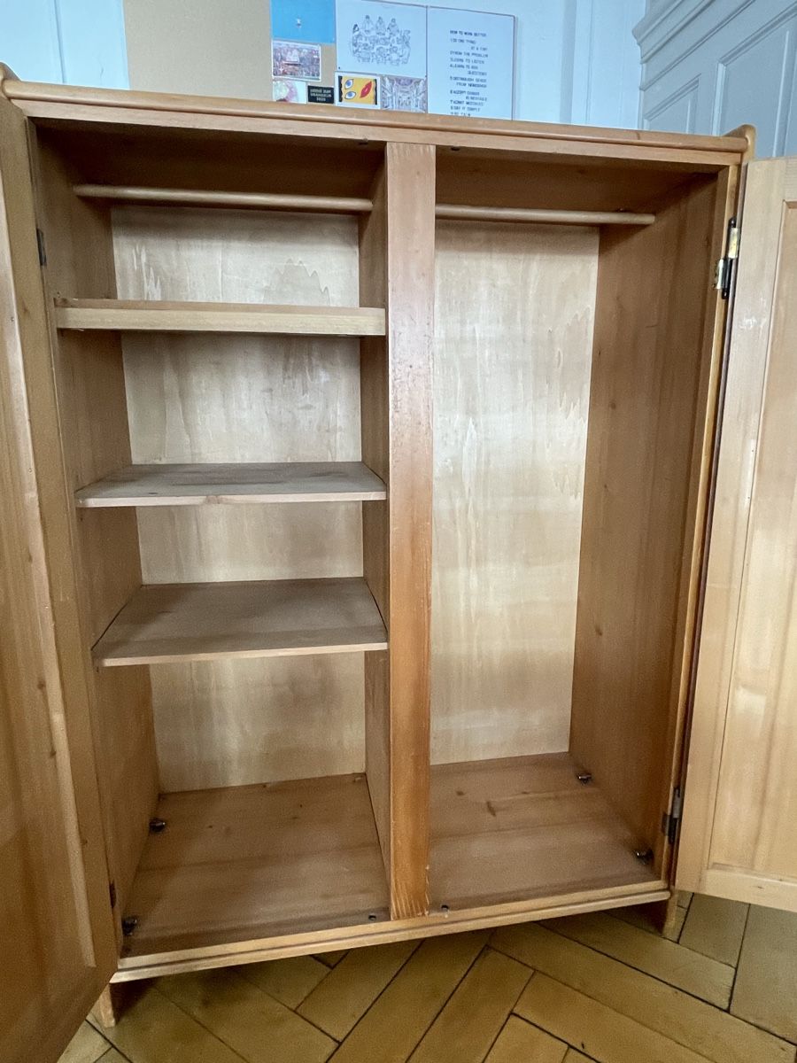Armoires: GRATIS Kleiderschrank  – D'occasion à St. Gallen par sinjenn 1