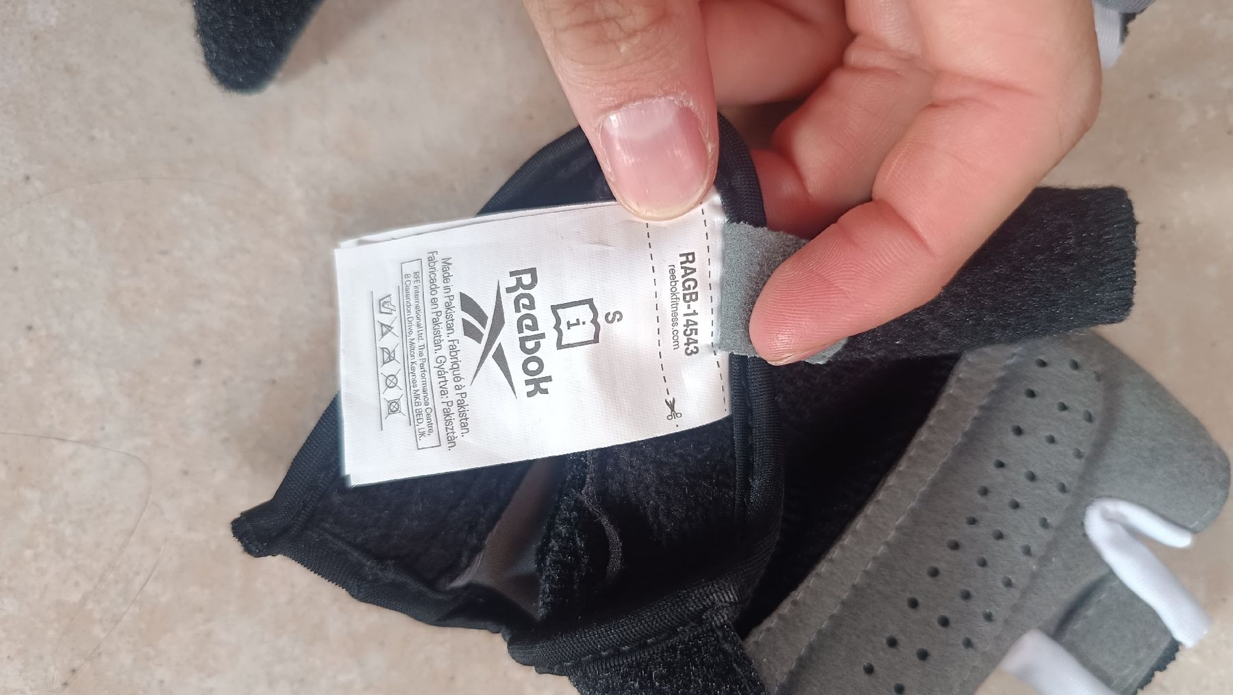 Reebok Guanti & manicotti: Reebok gym gloves  – Nuovo (secondo la descrizione) da Rotkreuz venduto da nas_q8sm 1