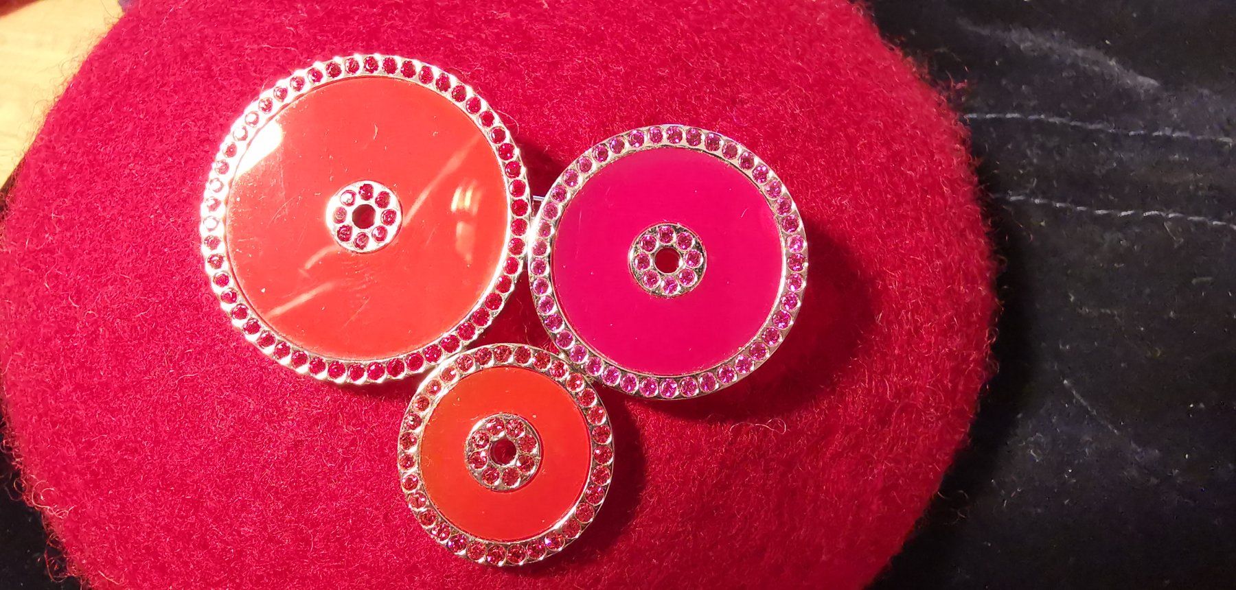 Swarovski Spille & Fermagli: Swarovski Brosche rote Kreise rar – Nuovo (secondo la descrizione) da Zürich venduto da Efriede