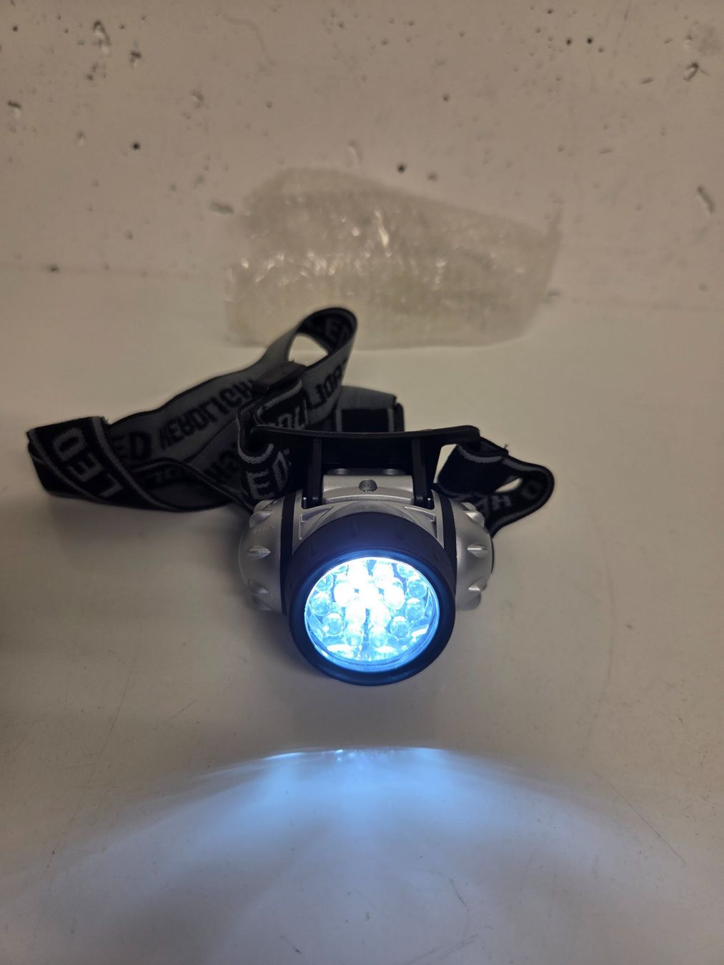 Lampes: LED Stirnlampe neu verpackt mit AAA Batterien – Neuf (Voir description) à Chur par Einszweidreiviermein 4