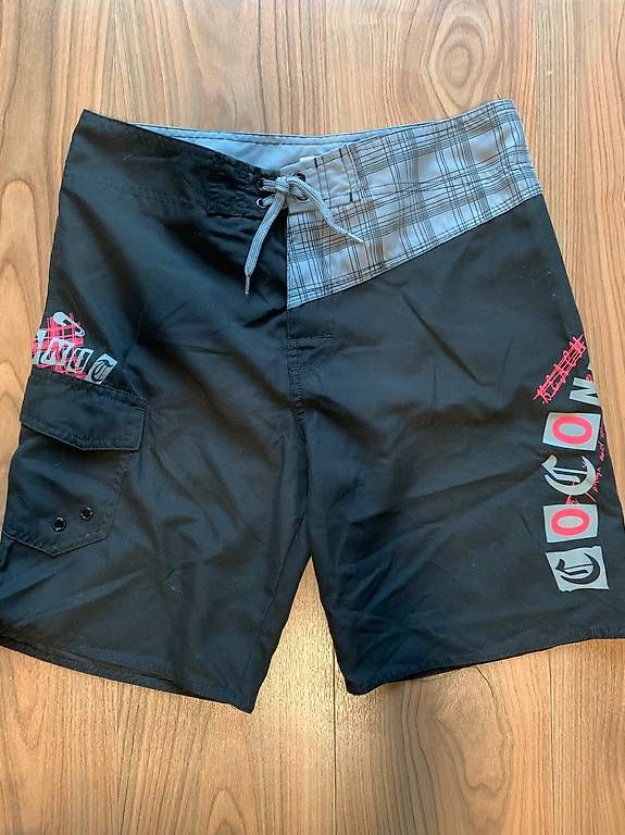 Hosen: Badehosen 176 schwarz grau rot cool – Gebraucht aus Zeihen von cindyscad