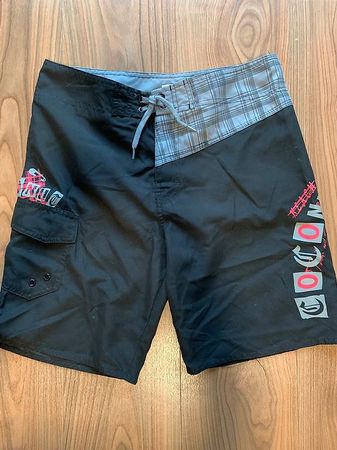 Badehosen 176 schwarz grau rot cool