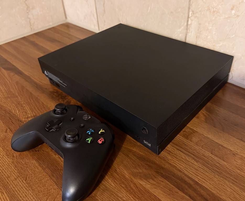Microsoft Console: X Box One X mit Zubehör – Usato da Bassersdorf venduto da griffin1 1