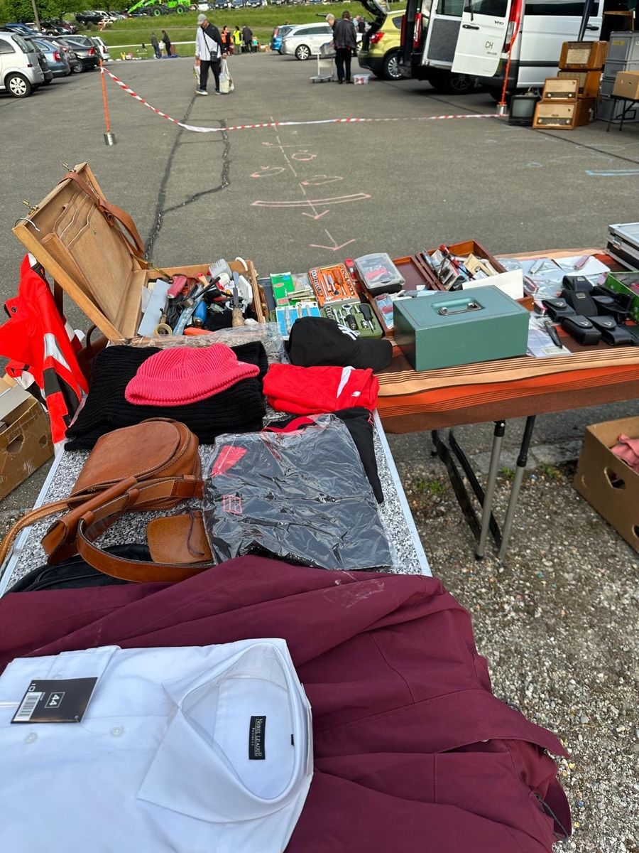 Tutti gli attrezzi: Alle Ware auf dem Flohmarktstand – Usato da Münchenstein venduto da Furki22 3