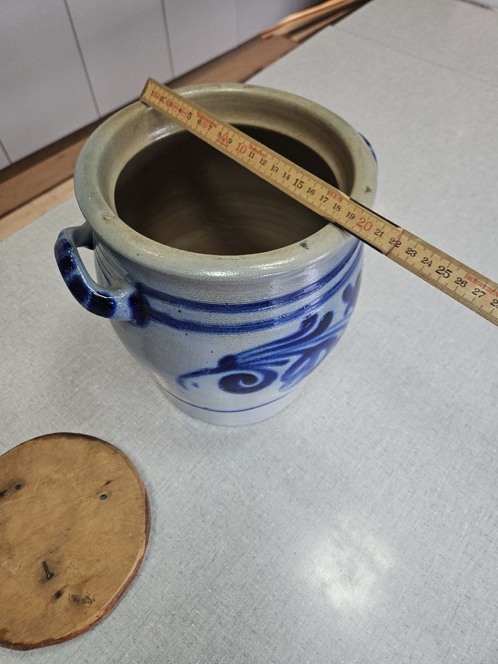 Pentole: Rustikaler Steinguttopf mit Holzdeckel, Vintage Look – Usato da Bonstetten venduto da Brigitte04volle 1