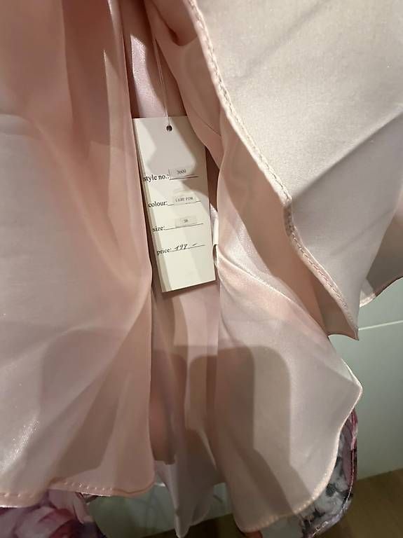 Vestiti: Wunderschönes Cocktail-/Abendkleid in Rosa  – Usato da Hombrechtikon venduto da nad_lz7c 2
