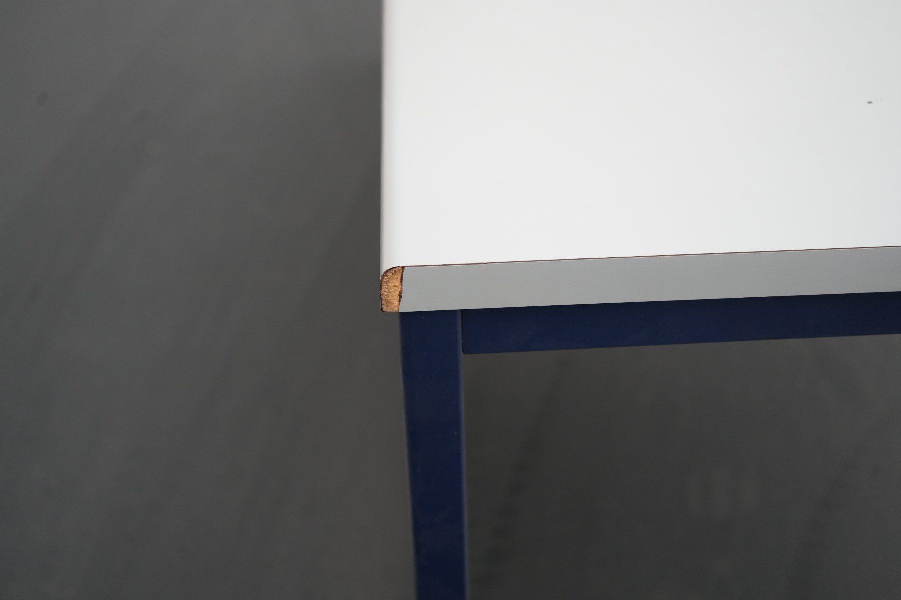 Tavoli: Tisch mit dunkelblauen Metallbeinen – Usato da Safenwil venduto da EFAGSafenwil5745 3