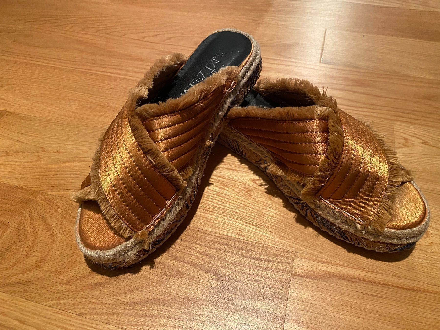 Damenschuhe: Slipper (Gr 39) – Gebraucht aus Olten von smashbox