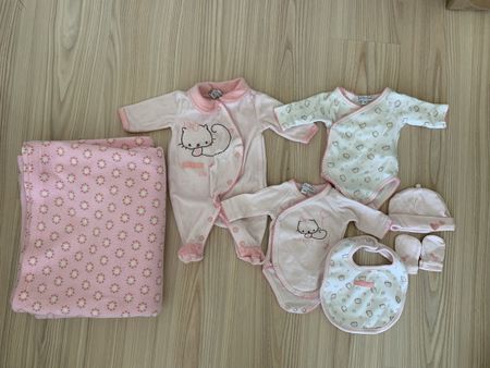Habits nouveau né fille - NEUFS - taille 50