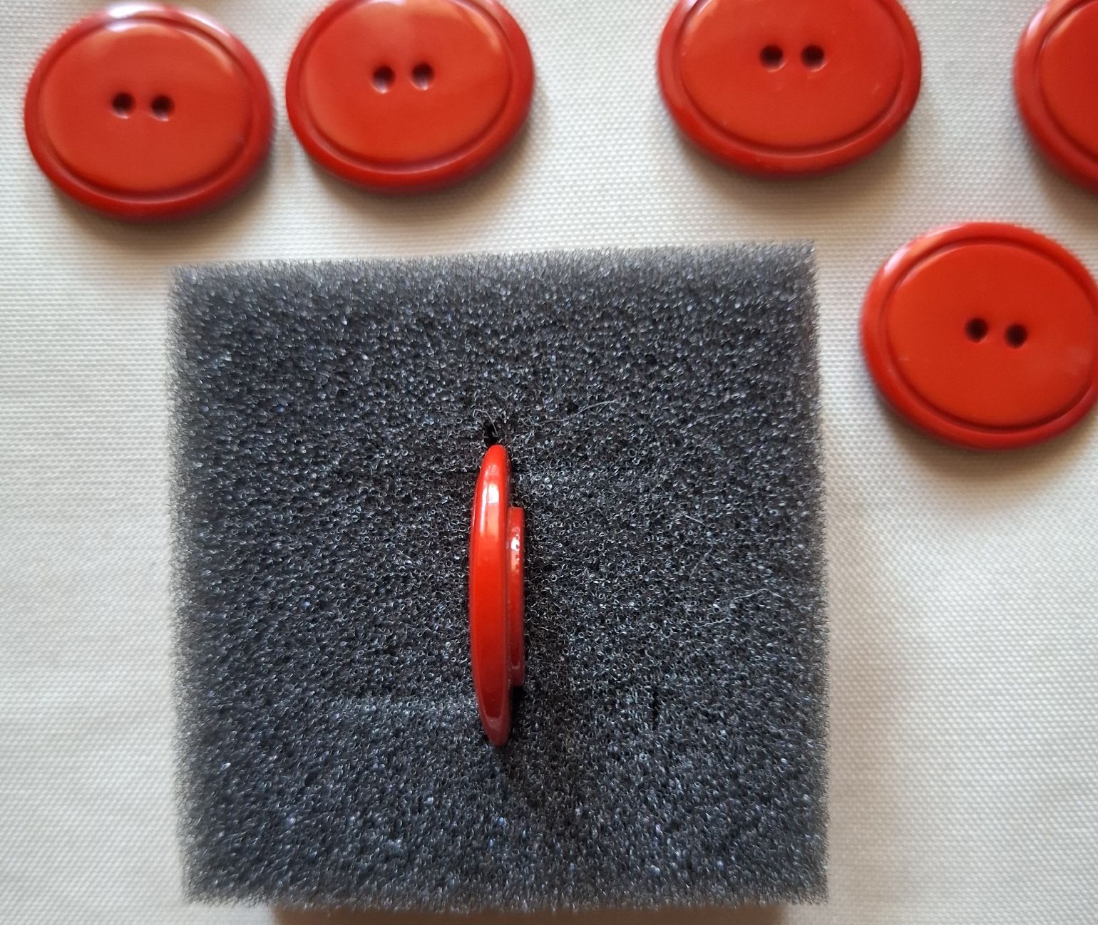 Bottoni: 18 Stück rote Knöpfe, oval, 24 mm. – Usato da Dietikon venduto da Hirschkopf 4