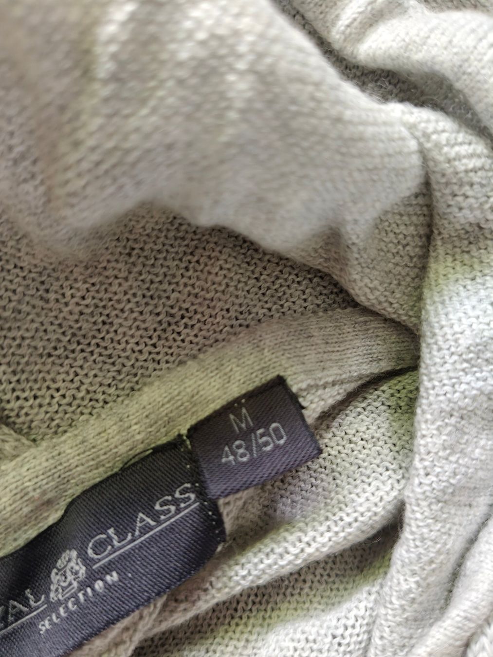 Kleiderpakete: 1 Kapuzenpullover und 3 Jogginghosen Grösse M Kaschmir – Gebraucht aus Basel von jos_2z5q 2
