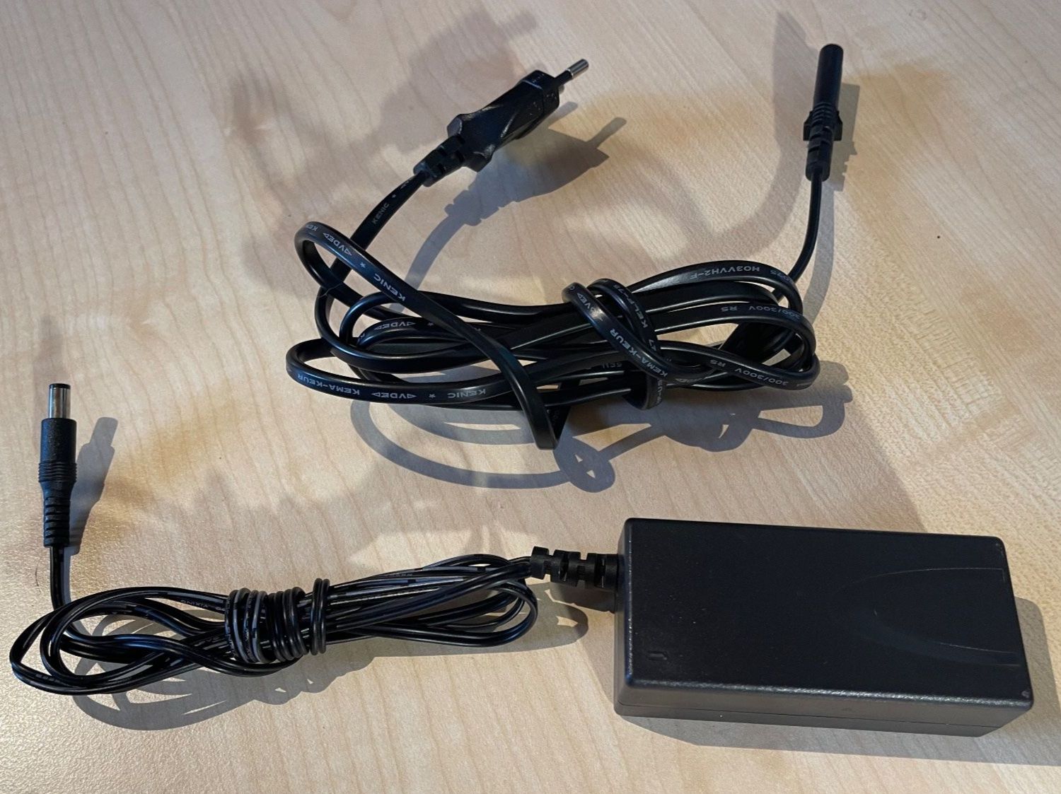 Caricabatterie: Power Adapter, 12V // 2A // 24W – Usato da Böbikon venduto da pxtr