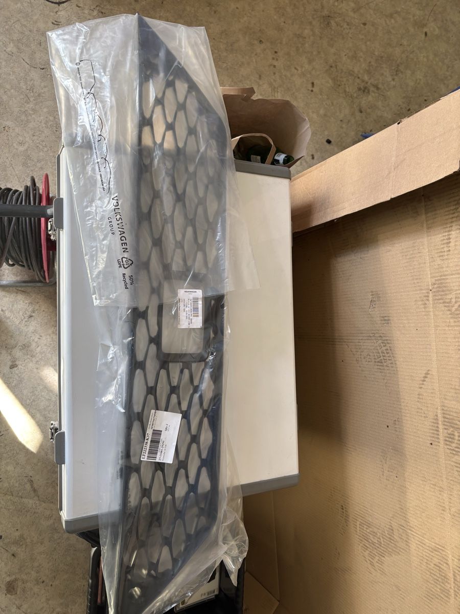 Seat Tutti pezzi di ricambio auto: Seat K-grill 5F0853667M – Nuovo (secondo la descrizione) da Liebistorf venduto da Coyotes 1