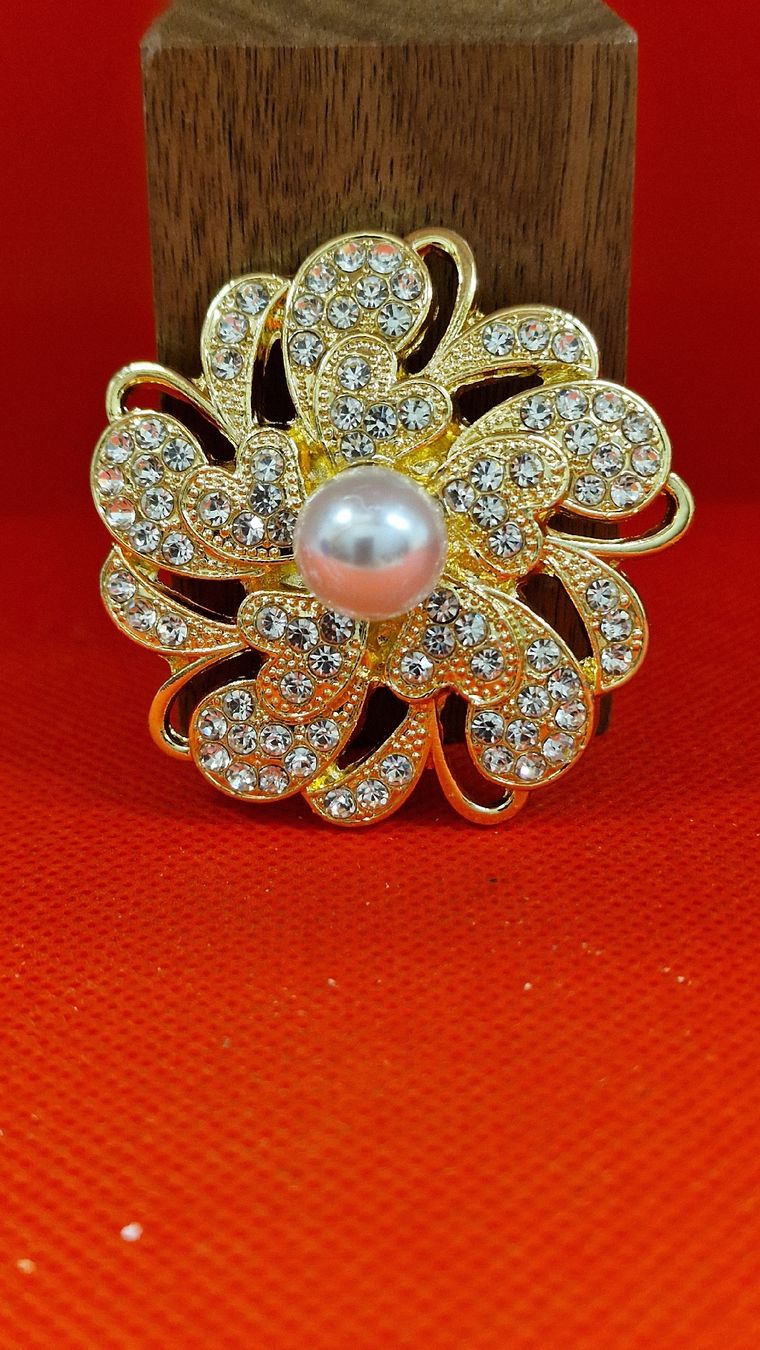 Broschen & Nadeln: Brosche Blumenform mit Perle und Steinchen neu – Neu (gemäss Beschreibung) aus Herisau von Antiques.AR