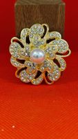 Brosche Blumenform mit Perle und Steinchen neu