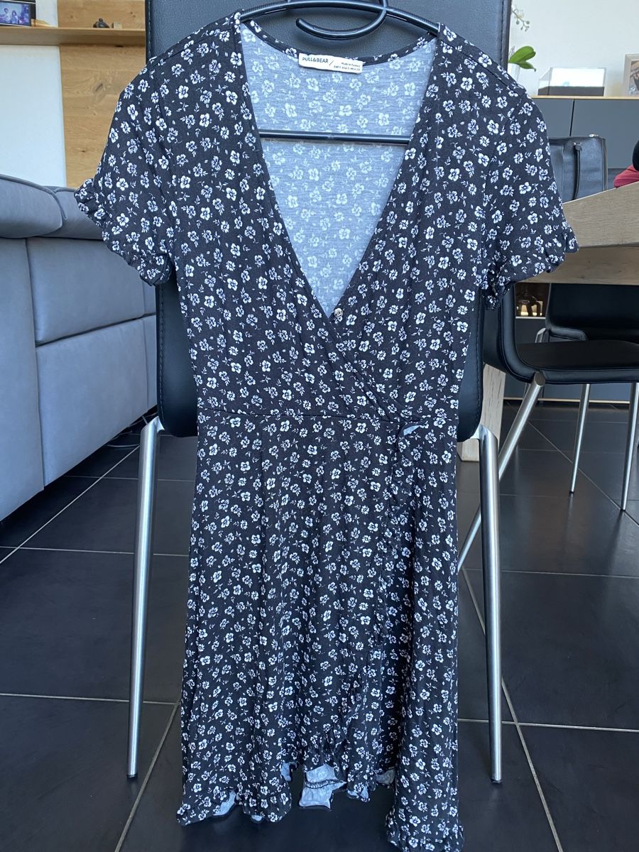 Pull&Bear Vestiti: Robe à fleurs noir et blanc Pull&Bear – Usato da Essertines-Yverdon venduto da Alice977
