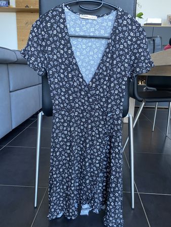 Robe à fleurs noir et blanc Pull&Bear