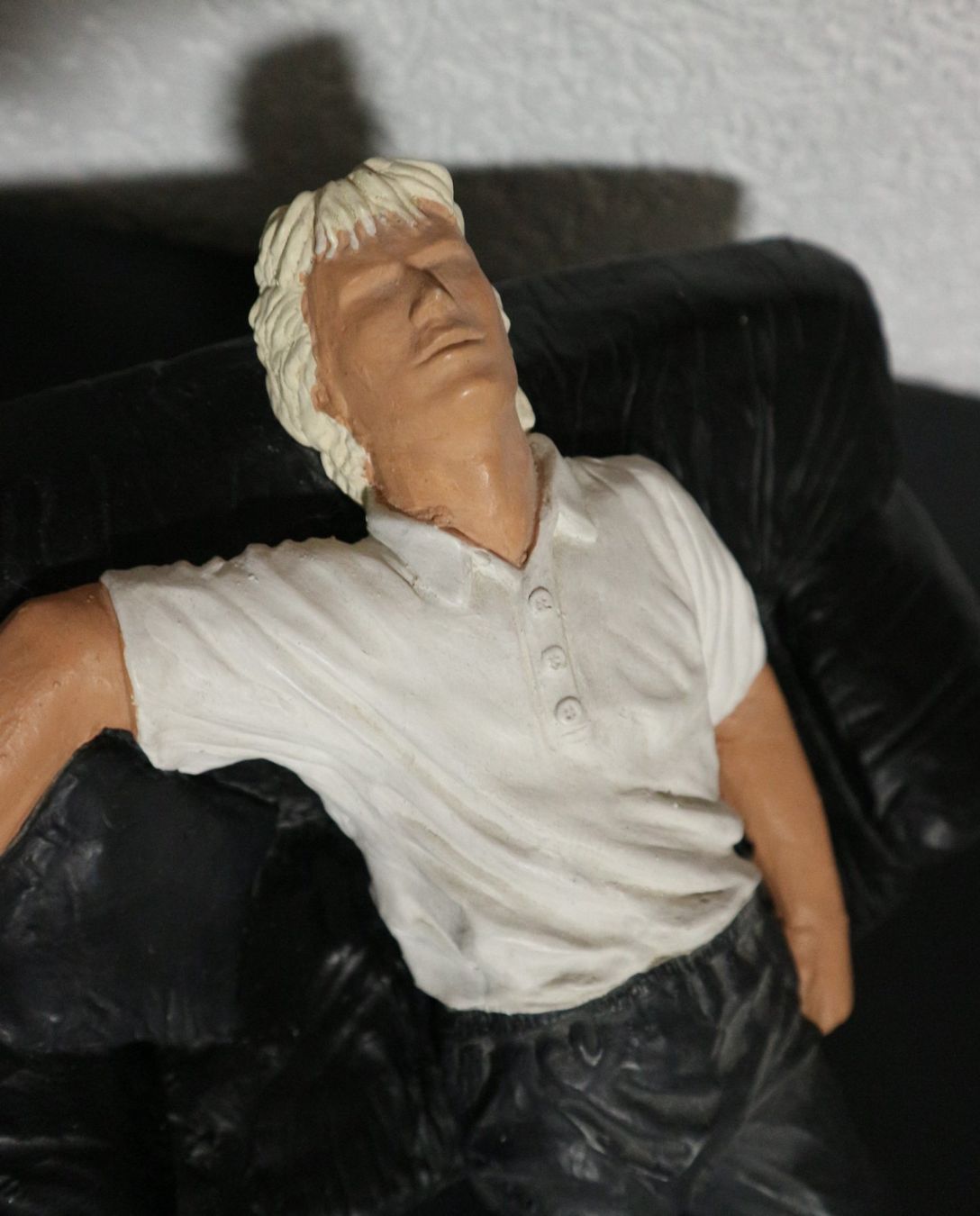 Statuette: Deko-Figur - Schlafender Mann auf Sofa – Usato da Auw venduto da beretta1966 3