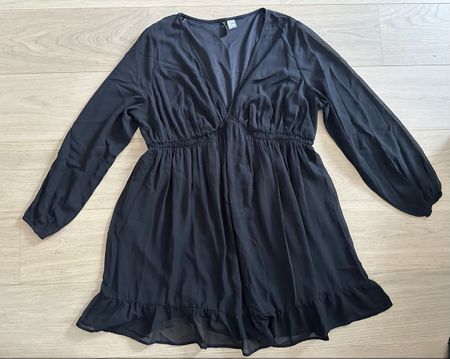Jolie robe noire fluide taille XL manches semi transparentes