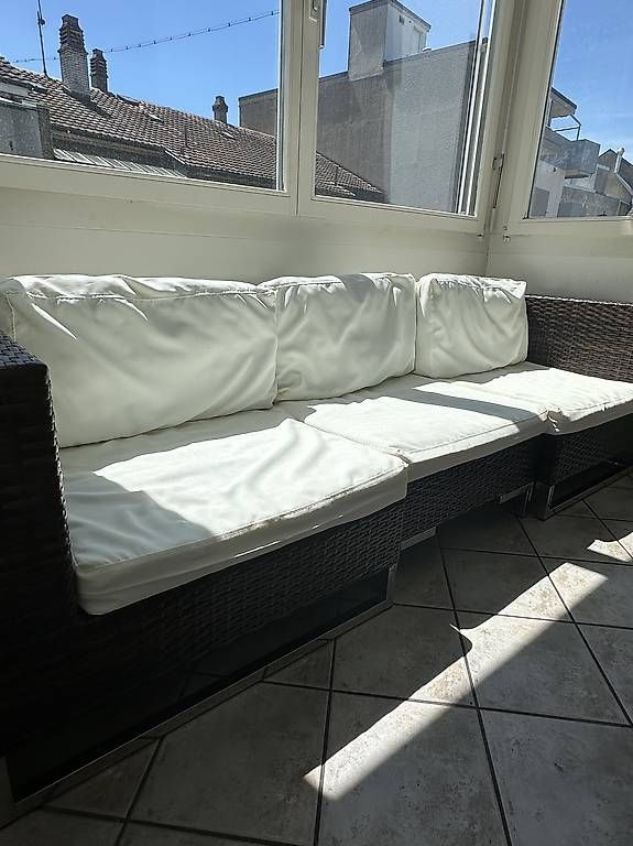 Divani: Dreiteiliges Rattan-Sofa mit Glastisch – Usato da Basel venduto da Momo248 1