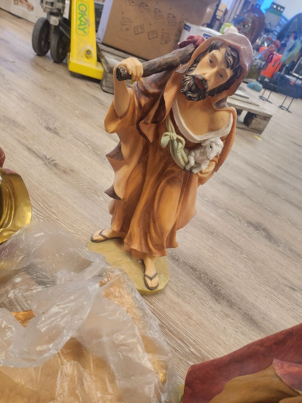 Tutte le decorazioni: Grosse Weihnachtskrippe mit Figuren und Tieren – Usato da Tuggen venduto da Zweitechanceboutique 1