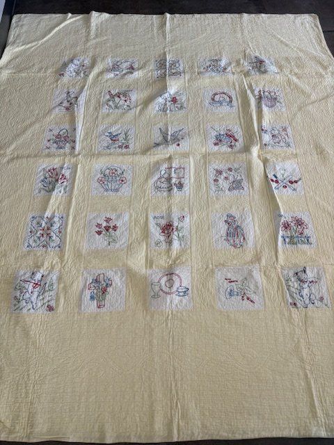 Decken: Antique Quilt Kittens embroidered yellow – Gebraucht aus Rudolfstetten von Bungur 1