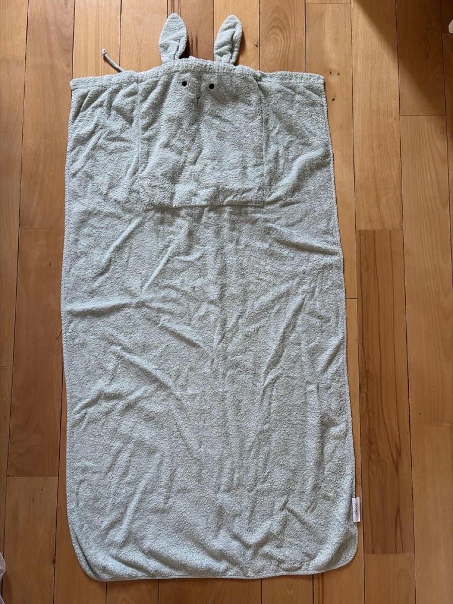 Liewood Teli da bagno: Badetuch Liewood Rucksack Hase – Usato da Wallisellen venduto da k-milch 2