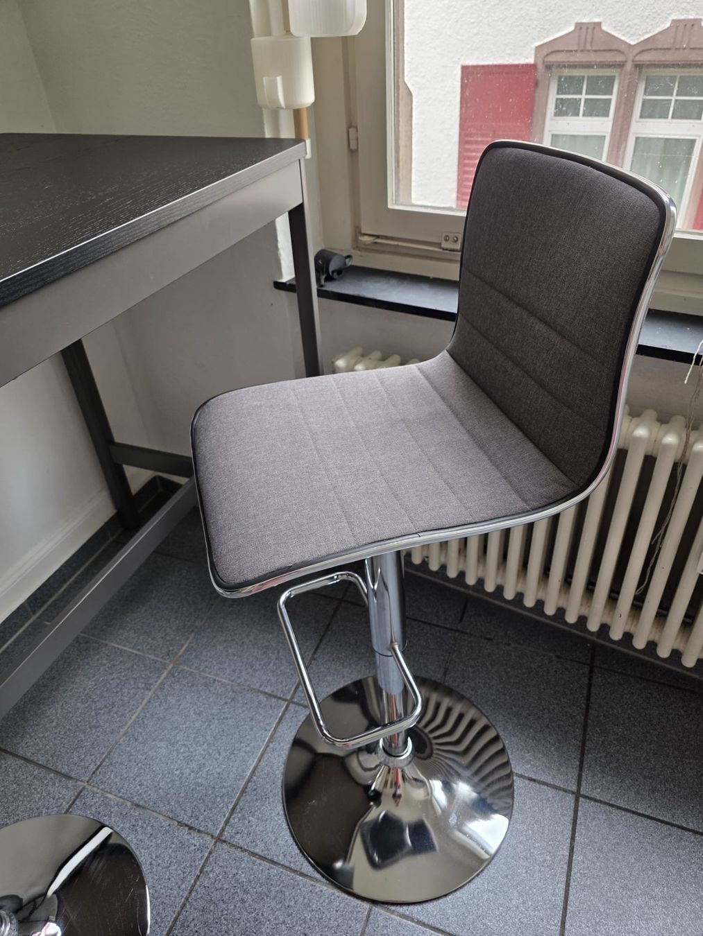 Set di tavolo e panche: Bartisch mit zwei Barhockern schwarz – Usato da Zürich venduto da chi_hn56 3