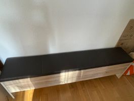 Bettbank mit Stauraum
