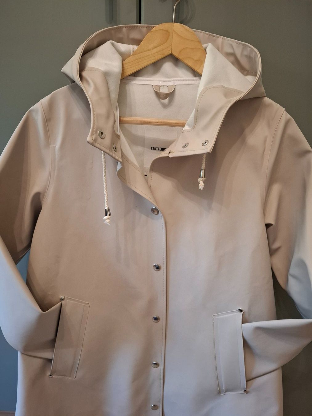 Stutterheim Cappotti: Regenmantel von Stutterheim in Beige, Gr. S – Usato da Jenins venduto da kunzli88 1