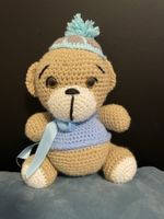 Handgemachter Teddy mit Mütze & Pullover, liebevoll gehäkelt