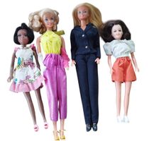 Barbie 1960/70er in Kleiderschrank mit Kleidung/Accessoires
