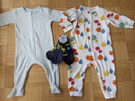 2 Strampler 9/10 Monate & Sterntaler Socken 12-24 Monate NEU