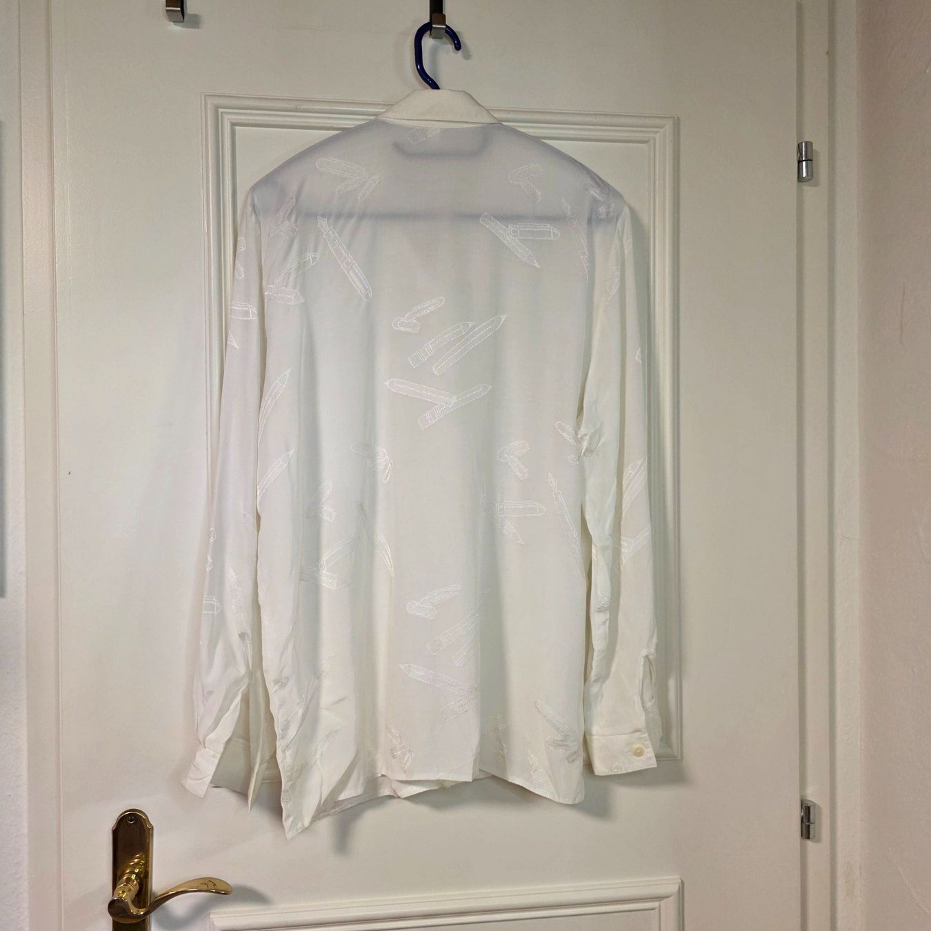Blusen: Weiße Viskose-Bluse 38/M, Oversize, Motiv Stifte – Gebraucht aus Wald ZH von CapLux 6