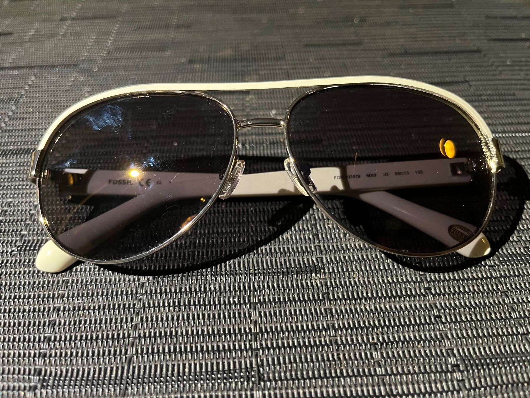 Brillen & Gläser: Fossil Sonnenbrille Unisex Weiss – Gebraucht aus Zürich von becca0041
