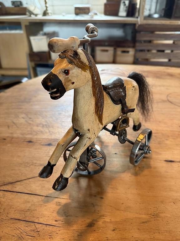 Statuette: Altes Pferd auf drei Räder – Usato da Ruswil venduto da Drux