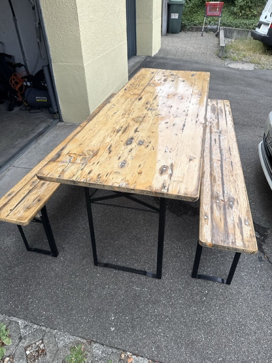 Set di tavolo e panche: Festbankgarnitur 70cm breit – Usato da Effretikon venduto da ahus